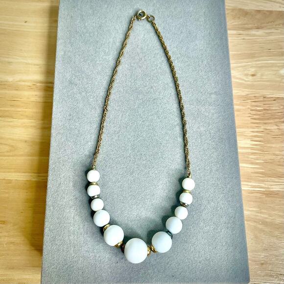 Vintage White Graduated Beads Gold Tone Choker Necklace - Picture 2 of 2